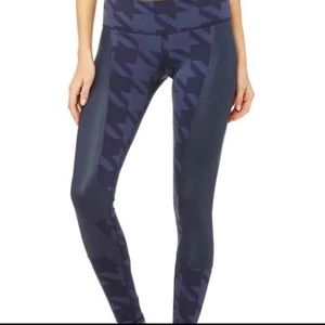 Alo Yoga Accelerate Legging in Navy